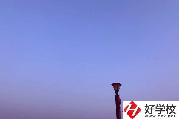 張家界旅游職業(yè)學(xué)校校園環(huán)境怎么樣？